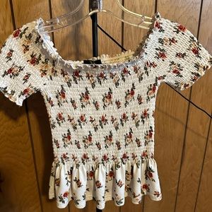 Off shoulder White flower short sleeve shirt, gooey at bottom